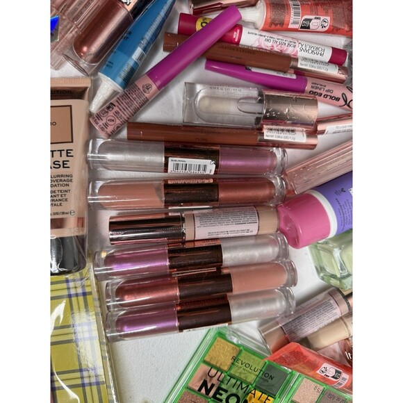 makeup box sorted (100) mixed box with 80% revolution makeup - Picture 2 of 8